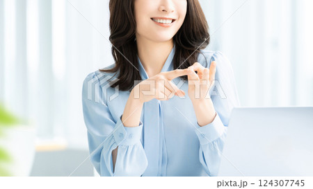 笑顔で対話をする女性・ビジネスウーマン 笑顔で対話をする女性・ビジネスウーマン 124307745