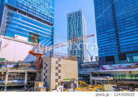 日本の東京都市景観右に向いたクレーン、重機が集結。夏のような空が広がる…さよなら渋谷駅西口…＝21日 124308020