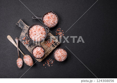 Pink himalayan salt in a black bowl on a dark concrete background Pink himalayan salt in a black bowl on a dark concrete background 124308056