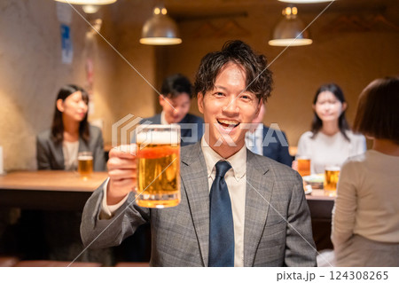 居酒屋でビールの乾杯をするサラリーマンの男性 居酒屋でビールの乾杯をするサラリーマンの男性 124308265