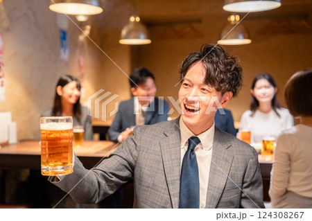 居酒屋でビールの乾杯をするサラリーマンの男性 居酒屋でビールの乾杯をするサラリーマンの男性 124308267