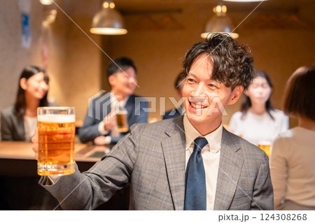 居酒屋でビールの乾杯をするサラリーマンの男性 居酒屋でビールの乾杯をするサラリーマンの男性 124308268