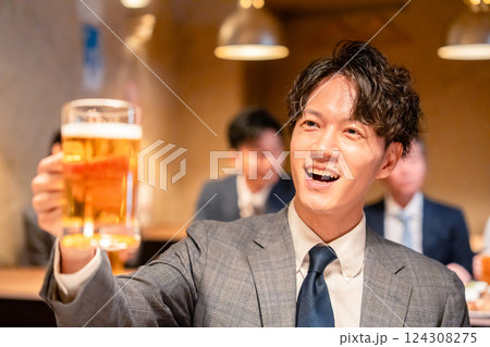 居酒屋でビールの乾杯をするサラリーマンの男性 居酒屋でビールの乾杯をするサラリーマンの男性 124308275