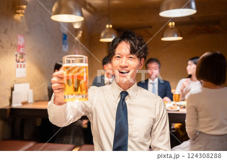 居酒屋でビールの乾杯をするサラリーマンの男性 居酒屋でビールの乾杯をするサラリーマンの男性 124308288