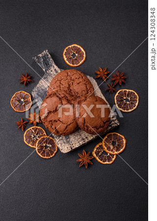 Sweet round crispy chocolate chip cookies 124308348