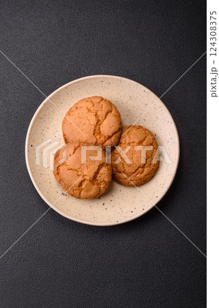 Sweet round crispy lemon cookies Sweet round crispy lemon cookies 124308375