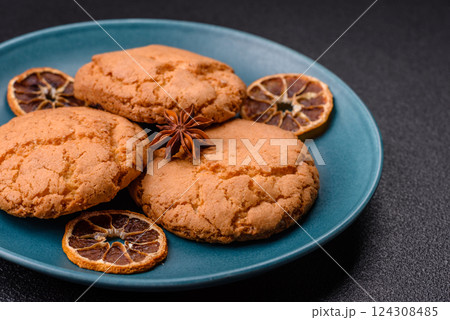 Sweet round crispy lemon cookies Sweet round crispy lemon cookies 124308485