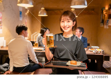居酒屋のホールで働く若い女性 居酒屋のホールで働く若い女性 124308895