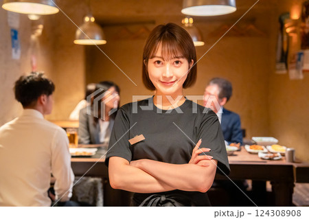 居酒屋のホールで働く若い女性 居酒屋のホールで働く若い女性 124308908