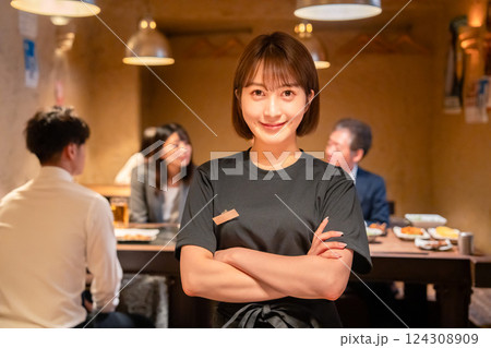 居酒屋のホールで働く若い女性 居酒屋のホールで働く若い女性 124308909