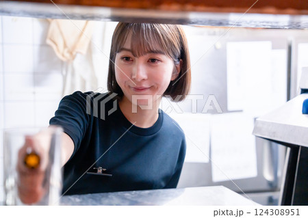 業務用の食洗機でお皿洗いをする飲食店スタッフ 業務用の食洗機でお皿洗いをする飲食店スタッフ 124308951