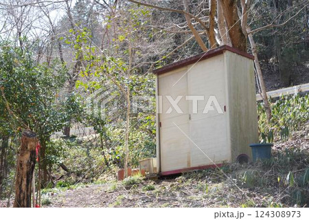 山の中にある物置 124308973