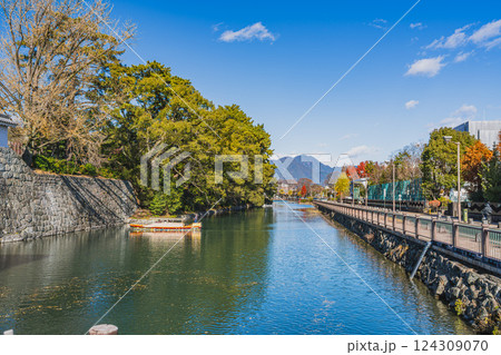 静岡市にある外周から見た駿府城公園の風景(静岡県) 静岡市にある外周から見た駿府城公園の風景(静岡県) 124309070