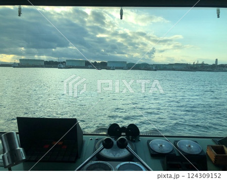 船舶の船橋から見た海 船舶の船橋から見た海 124309152