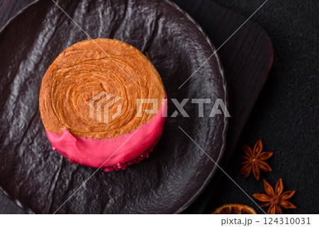 Round sweet New York roll croissant with raspberry cream filling 124310031