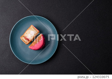 Round sweet New York roll croissant with raspberry cream filling 124310075