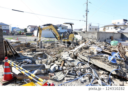 道路改良工事現場 民家の解体作業現場 道路改良工事現場 民家の解体作業現場 124310282