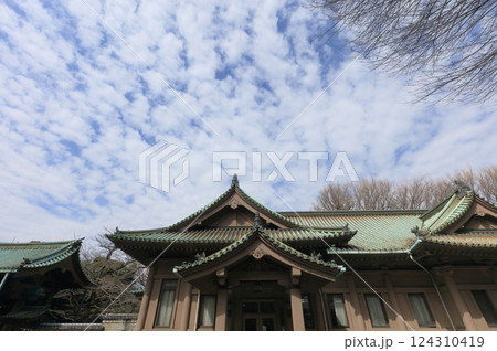 湯島聖堂の斯文会館と仰高門 124310419