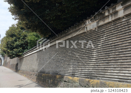 湯島聖堂の築地塀と昌平坂 124310423