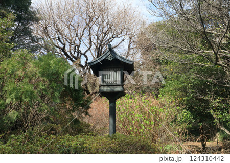 湯島聖堂構内の青銅灯籠 124310442