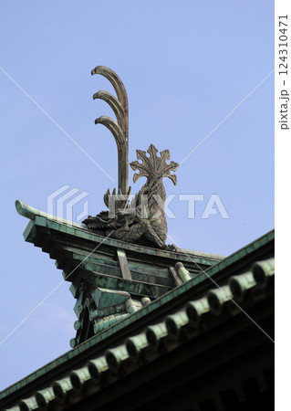 湯島聖堂の杏壇門の大棟の両端を守る霊獣鬼犾頭 湯島聖堂の杏壇門の大棟の両端を守る霊獣鬼犾頭 124310471