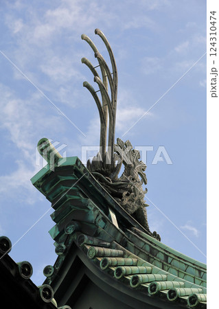 湯島聖堂の杏壇門の大棟の両端を守る霊獣鬼犾頭 湯島聖堂の杏壇門の大棟の両端を守る霊獣鬼犾頭 124310474