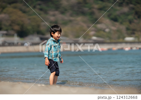 海辺で遊ぶ5歳の男の子 124312668