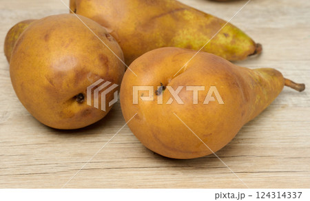 Ripe green pears on the table, ripe fruits Ripe green pears on the table, ripe fruits 124314337