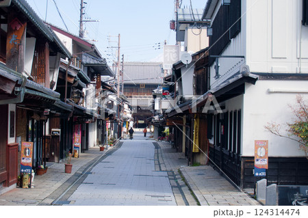 歴史的な町屋が並ぶ風景 歴史的な町屋が並ぶ風景 124314474