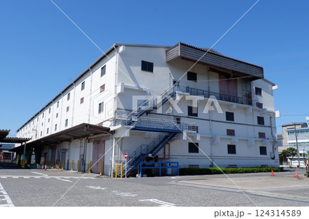 工業地区の倉庫 124314589