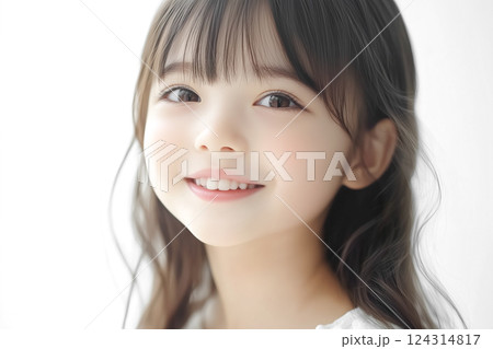 かわいい笑顔の小学生の女の子のポートレート かわいい笑顔の小学生の女の子のポートレート 124314817