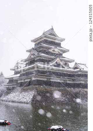 【雪景色】雪の降る冬の松本城【長野県】 【雪景色】雪の降る冬の松本城【長野県】 124315005