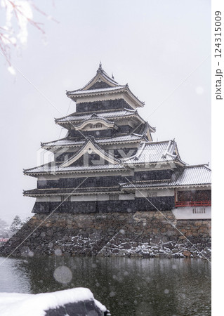【雪景色】雪の降る冬の松本城【長野県】 【雪景色】雪の降る冬の松本城【長野県】 124315009