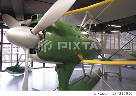 大和ミュージアムに展示されている零式観測機 124315910