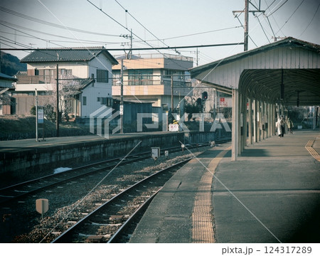 駅のホームから見た線路 124317289