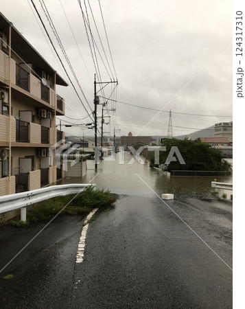 大雨で増水した道路 124317310