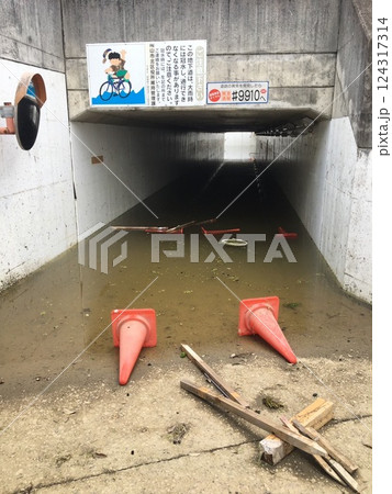 西日本豪雨で浸水した地下道 西日本豪雨で浸水した地下道 124317314