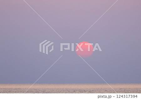 河原子海岸の朝日　3月後半　　茨城県 124317394