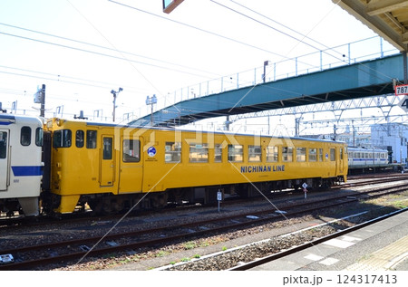 南宮崎に停車しているディーゼルカー 124317413