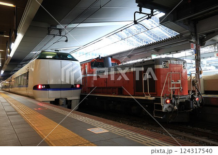【JR西日本】683系4000番台 特急「サンダーバード」とDD51形(JR京都線:大阪駅) 【JR西日本】683系4000番台 特急「サンダーバード」とDD51形(JR京都線:大阪駅) 124317540
