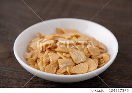 お皿に入ったニンニクチップ お皿に入ったニンニクチップ 124317576