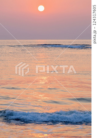 河原子海岸の朝日　　3月　　茨城県 124317605