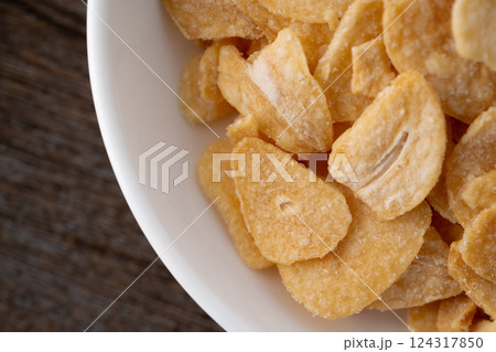 ニンニクチップのクローズアップ ニンニクチップのクローズアップ 124317850