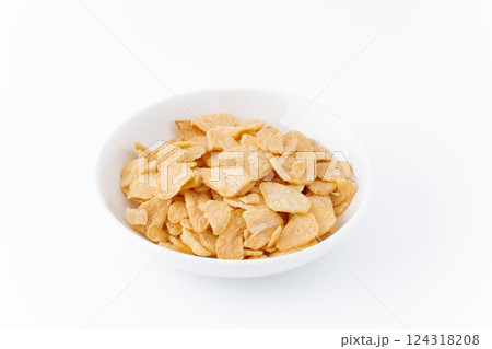 お皿に入ったニンニクチップ 124318208