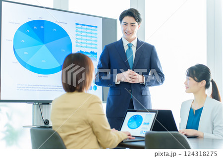 会議室でミーティングをするビジネスパーソン 会議室でミーティングをするビジネスパーソン 124318275