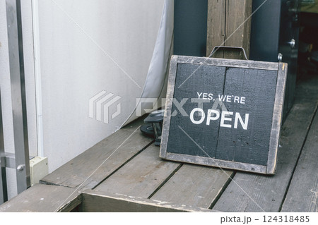 カフェ 店頭 OPEN 黒板の看板 カフェ 店頭 OPEN 黒板の看板 124318485
