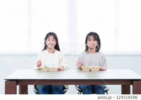 ご飯を食べる女の子 ご飯を食べる女の子 124318596