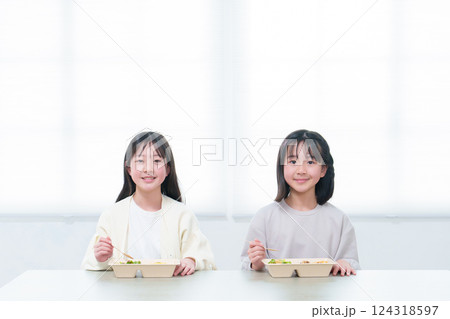 ご飯を食べる女の子 ご飯を食べる女の子 124318597
