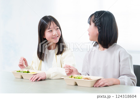 ご飯を食べる女の子 124318604