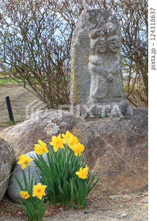 早春の安曇野　水色の時道祖神 124318637